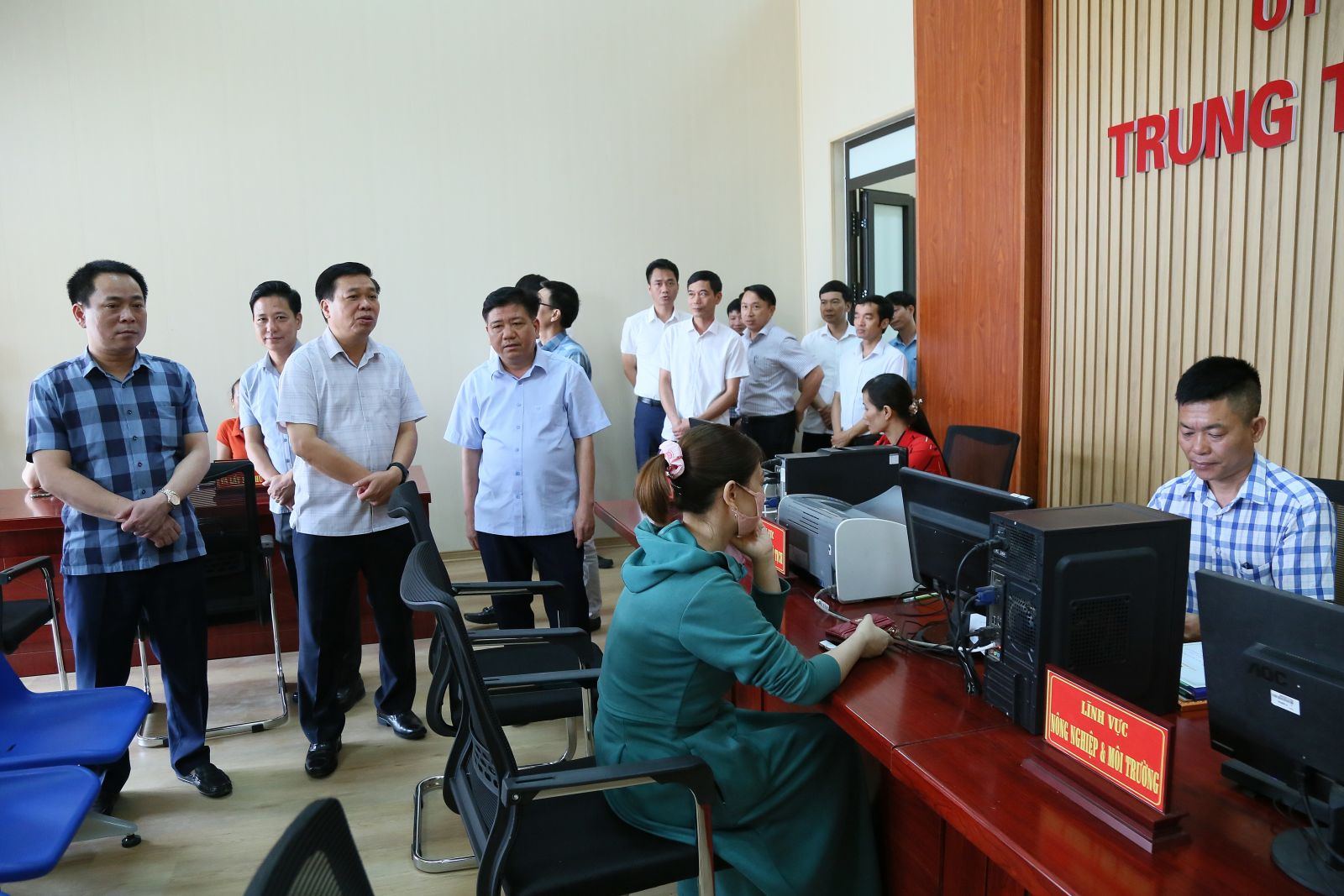   Đồng chí Phó Chủ tịch thường trực Nh88 casino tỉnh kiểm tra cơ sở vật chất trung tâm phục vụ Nh88 dang Nhap công các xã trên địa bàn huyện Hưng Hà