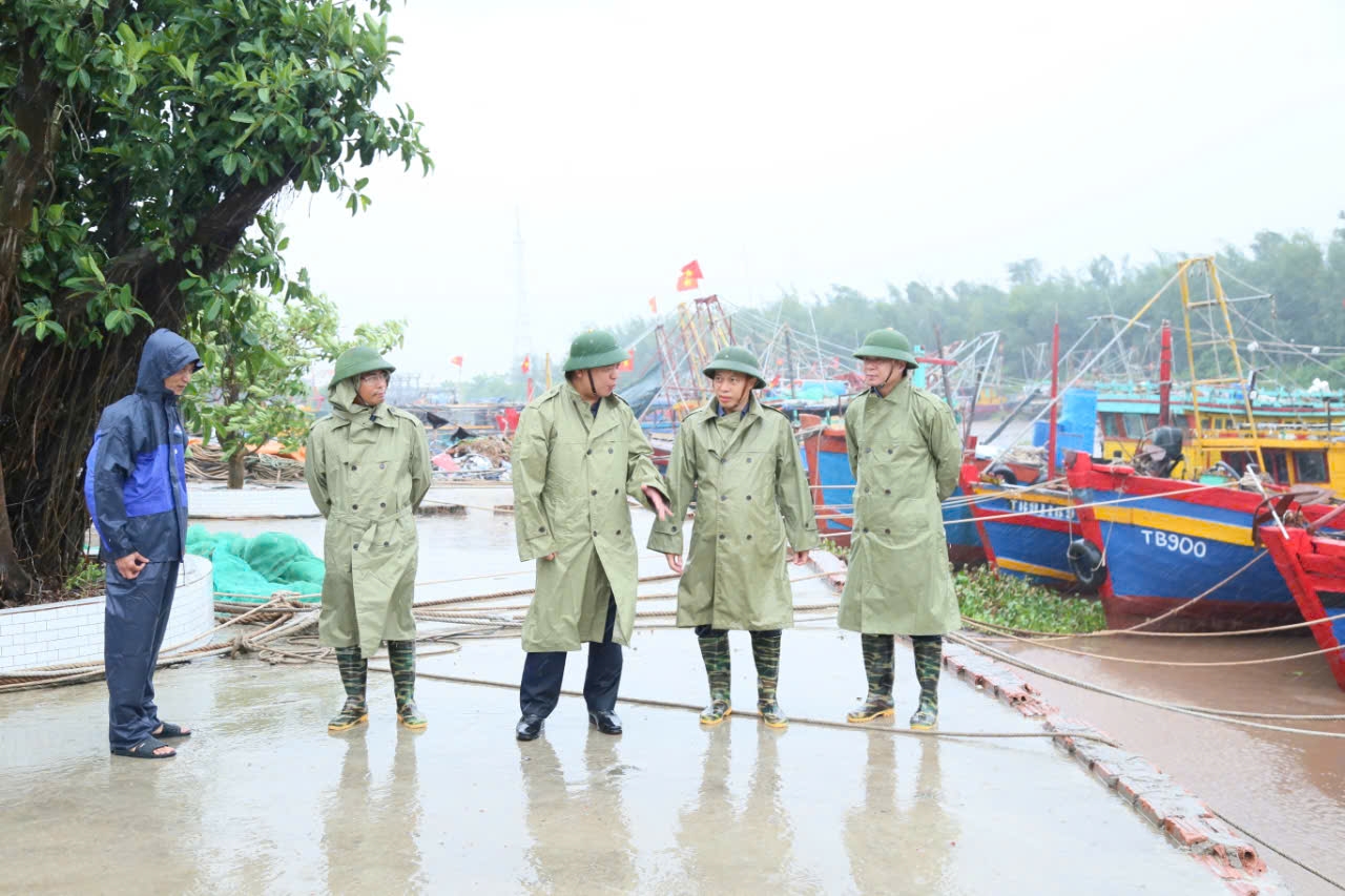   Đồng chí Lại Văn Hoàn, Tỉnh ủy viên, Phó Chủ tịch Nh88 casino tỉnh kiểm tra Nh88 Nha cai ứng phó với bão số 3 tại các Nh88