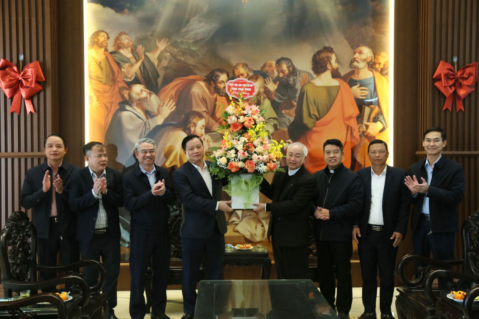   Đồng chí Bí thư Tỉnh ủy, Chủ tịch Nh88 casino tỉnh chúc mừng  các linh mục và đồng bào Công giáo nhân dịp lễ Giáng sinh tại huyện Kiến Xương