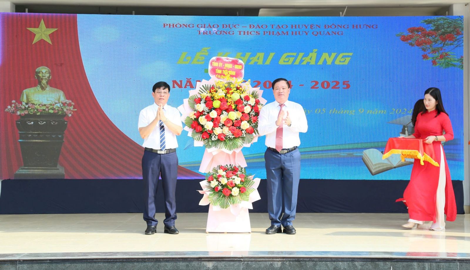   Đồng chí Nguyễn Khắc Thận, Phó Bí thư Tỉnh ủy, Chủ tịch Nh88 casino tỉnh dự lễ khai giảng năm học mới tại Trường THCS Phạm Huy Quang