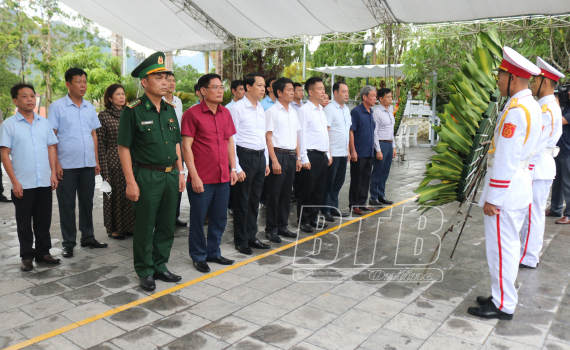   Dâng hương tưởng niệm các anh hùng liệt sĩ tại Nghĩa trang Liệt sĩ quốc gia Vị Xuyên