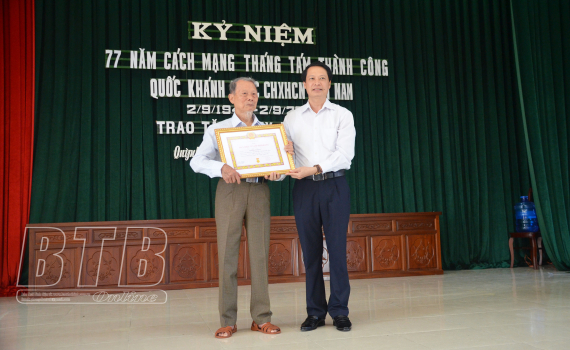   Quỳnh Phụ tổ chức trao 316 Huy hiệu Đảng đợt 2/9