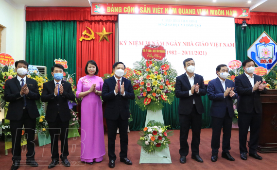   Các Nh881 lãnh đạo tỉnh chúc mừng đội ngũ cán bộ, giáo viên nhân ngày Nhà giáo Việt Nam