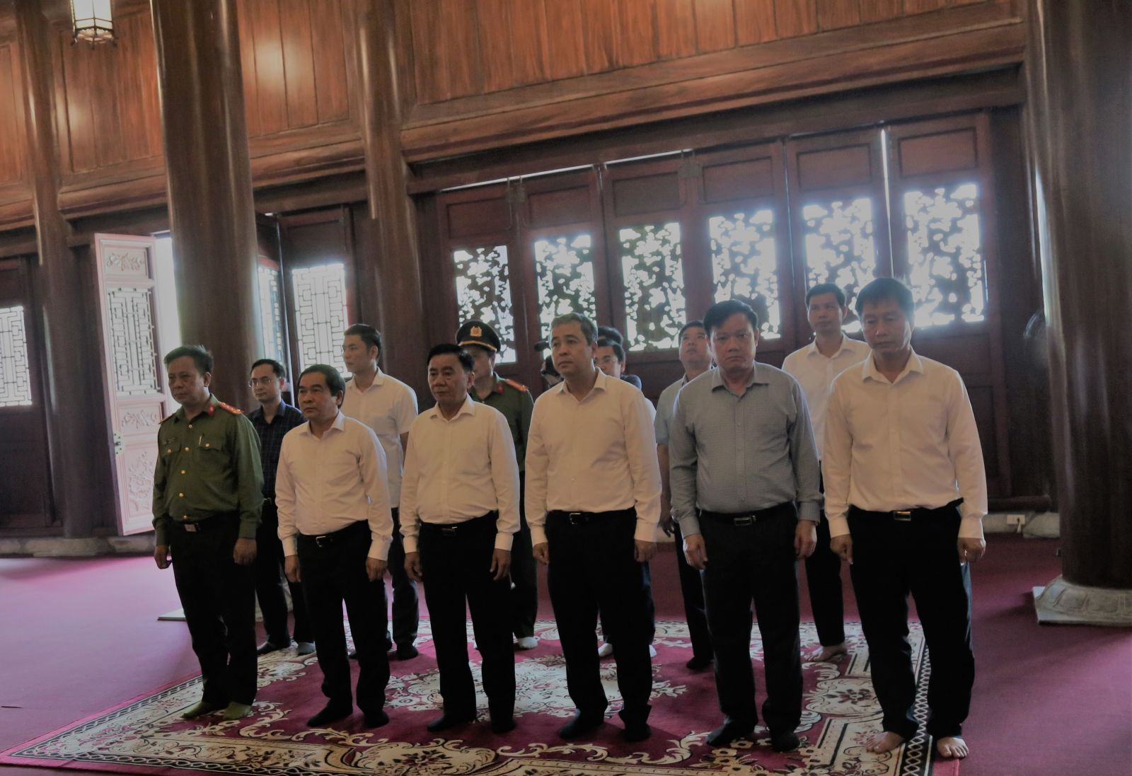   Dâng hương tưởng niệm Chủ tịch Hồ Chí Minh và các anh hùng liệt sĩ