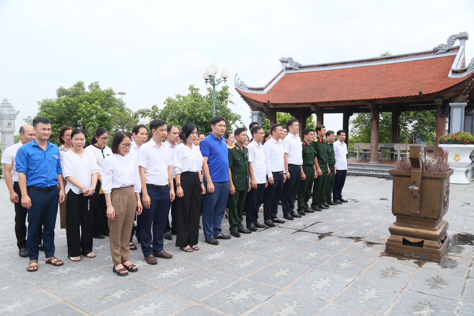   Văn phòng Nh88 casino tỉnh: Dâng hương tưởng niệm Chủ tịch Hồ Chí Minh, Mẹ Việt Nam anh hùng và viếng các anh hùng liệt sĩ