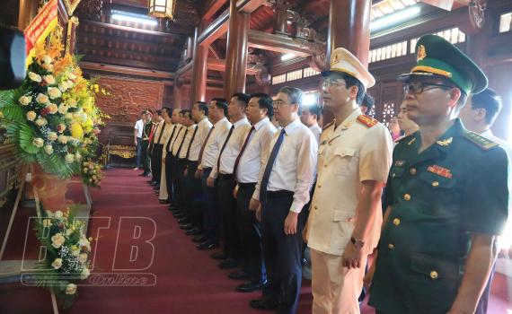   Dâng hương tưởng niệm Chủ tịch Hồ Chí Minh và các anh hùng liệt sĩ