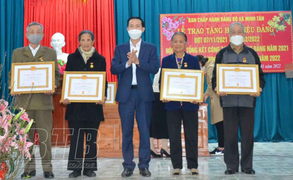   Thái Bình trao tặng Huy hiệu Đảng cho 1.878 đảng viên trong đợt 3/2/2022