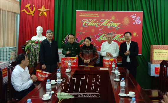   Thăm, tặng quà tại các trung tâm điều dưỡng thương binh, bệnh binh