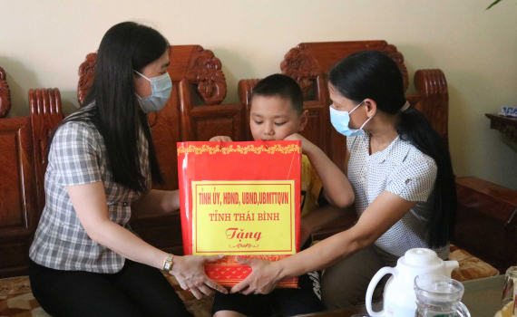   Thăm, tặng quà thiếu niên, nhi đồng nhân ngày Quốc tế thiếu nhi 1/6