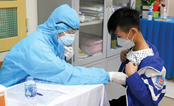   Ngày đầu tiêm đồng loạt vắc-xin phòng Covid-19 cho học sinh