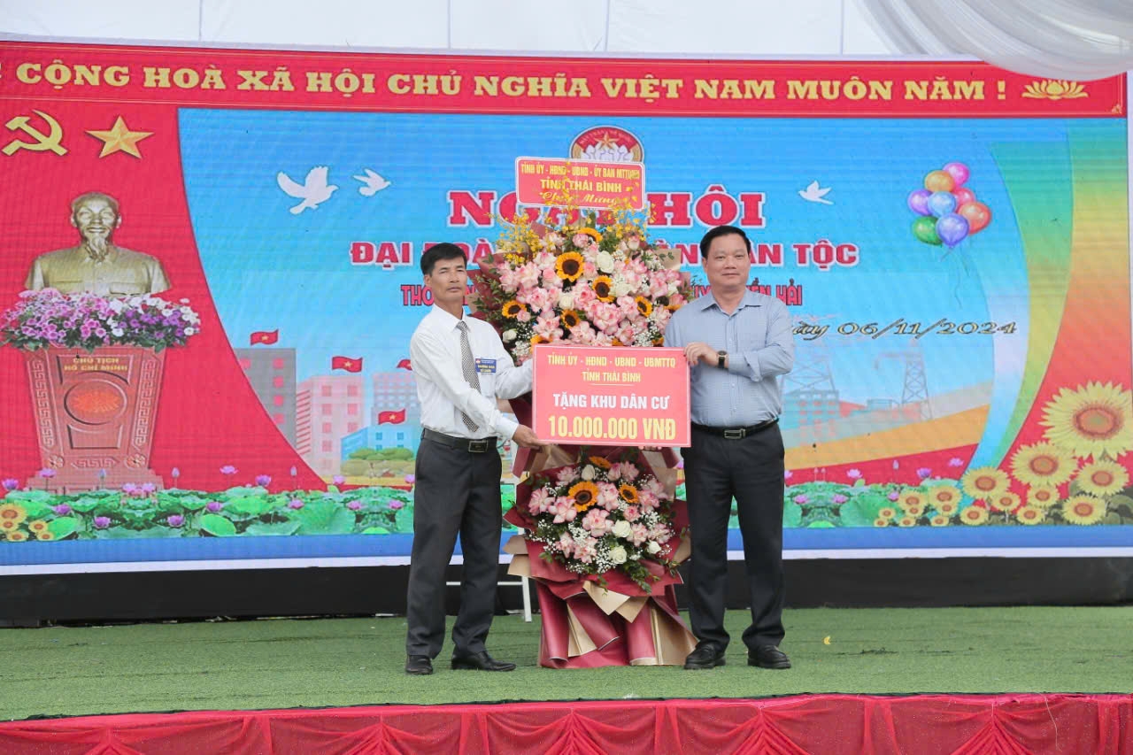  Đồng chí Phó Bí thư Tỉnh ủy, Chủ tịch Nh88 casino tỉnh dự ngày hội đại đoàn kết toàn Nh88 con khu dân cư thôn An Cư
