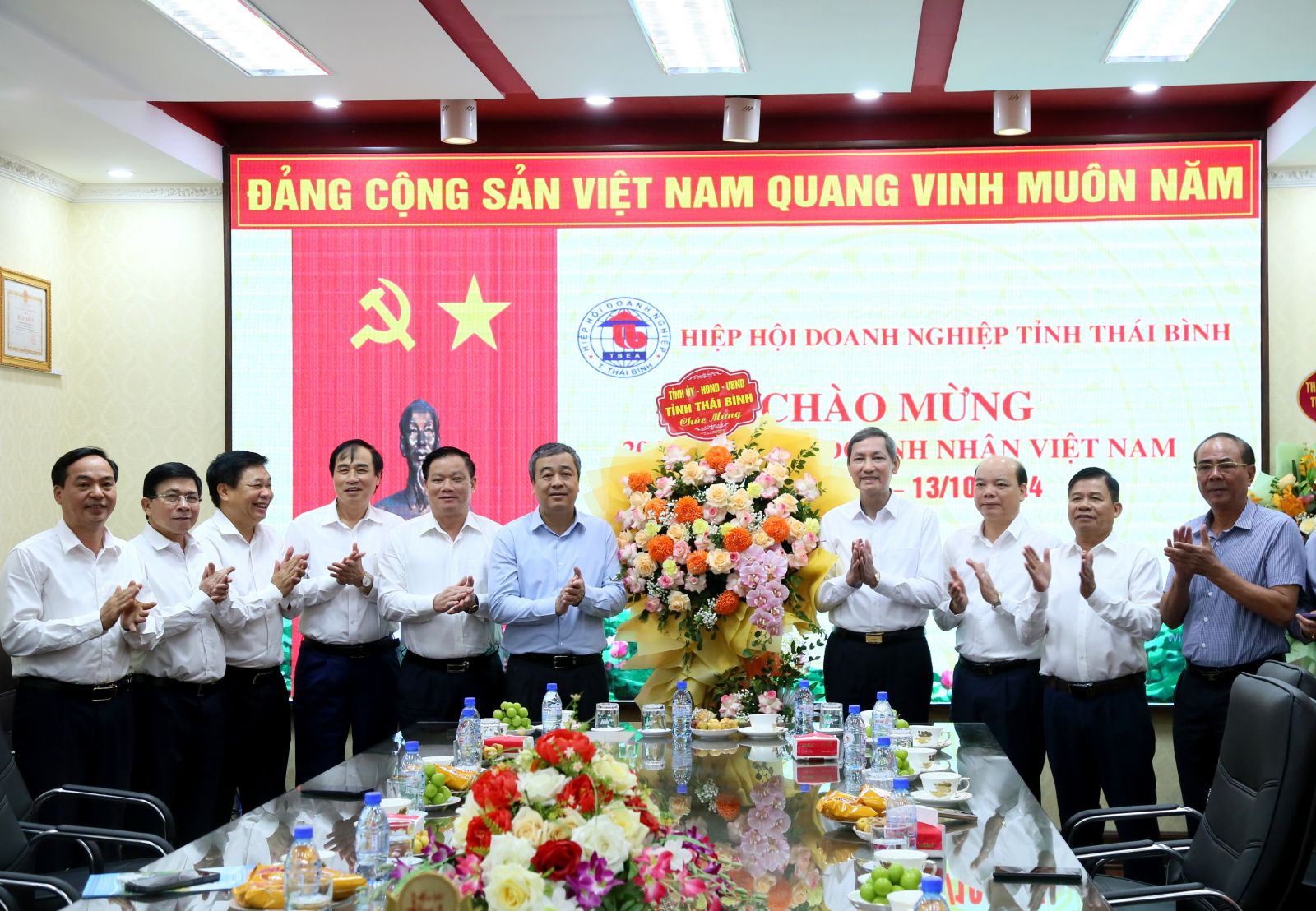   Các Nh881 lãnh đạo tỉnh chúc mừng Hiệp hội Nh88 Nha cai tỉnh nhân kỷ niệm ngày Doanh nhân Việt Nam 13 - 10