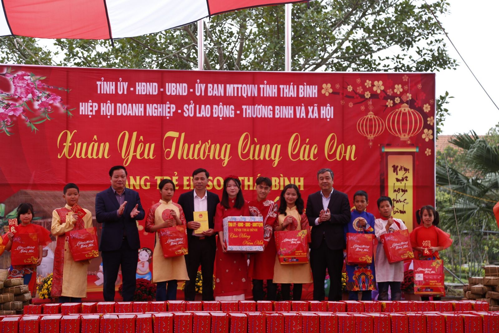   Các Nh881 lãnh đạo tỉnh: Tặng quà Tết và chung vui với Làng trẻ em SOS Thái Bình