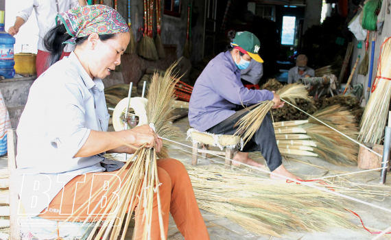   Làng nghề chổi đót duy trì ổn định sản xuất
