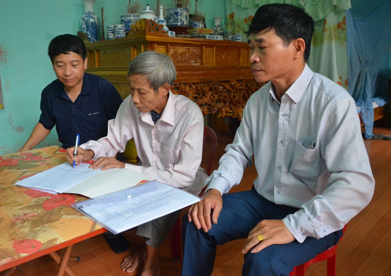   Huyện Hưng Hà: Thực hiện cưỡng chế, thu hồi đất tại để GPMB thực hiện Dự án Nh881 công trình đường vào đền Tiên La, xã Đoan Hùng.