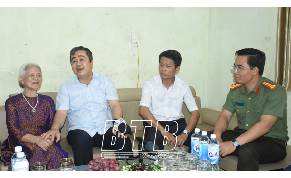   Đồng chí Ngô Đông Hải, Ủy viên Ban Chấp hành Trung ương Đảng, Bí thư Tỉnh ủy thăm, tặng quà các gia đình chính sách