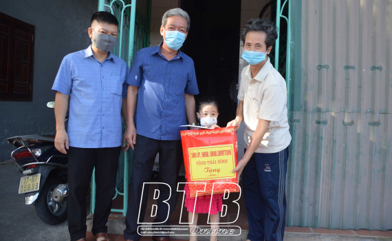   Thăm, tặng quà thiếu niên, nhi đồng nhân ngày Quốc tế thiếu nhi 1/6