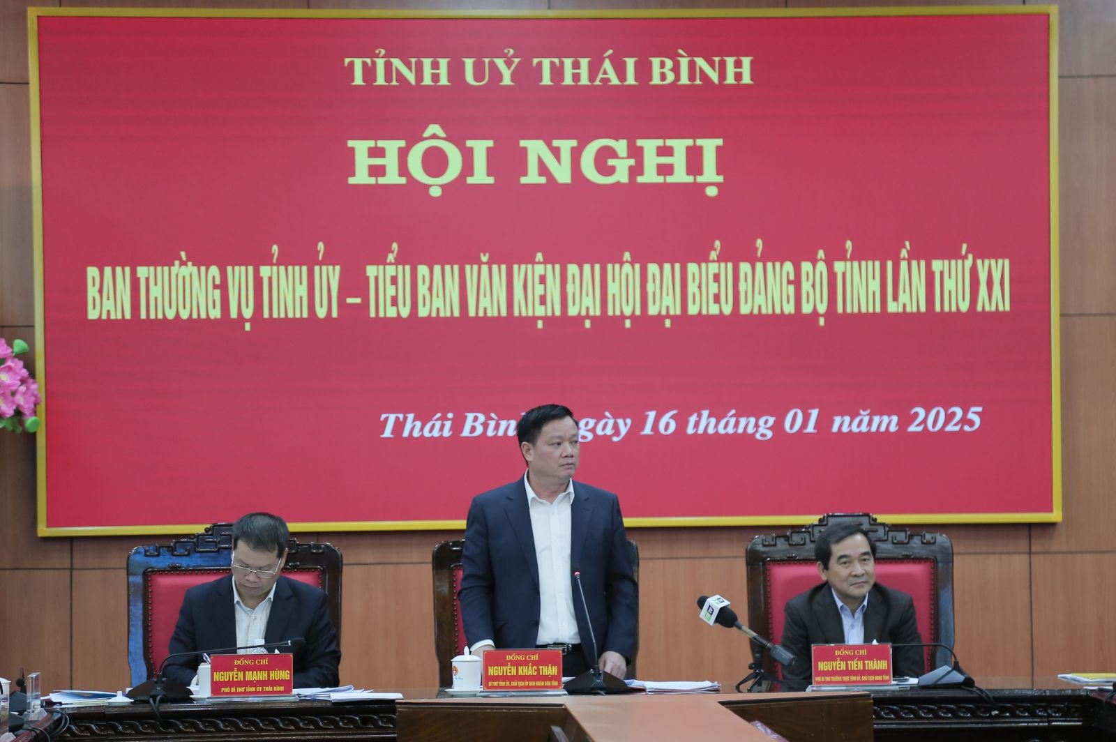   Thảo luận, cho ý kiến vào dự thảo Báo cáo chính trị trình Đại hội đại biểu Đảng bộ tỉnh lần thứ XXI
