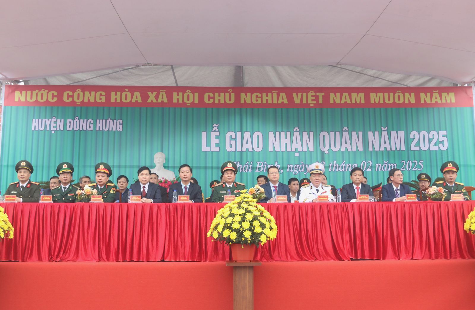   Đồng chí Nguyễn Mạnh Hùng, Phó Bí thư Tỉnh ủy, Chủ tịch Nh88 casino tỉnh dự lễ giao nhận quân tại huyện Đông Hưng
