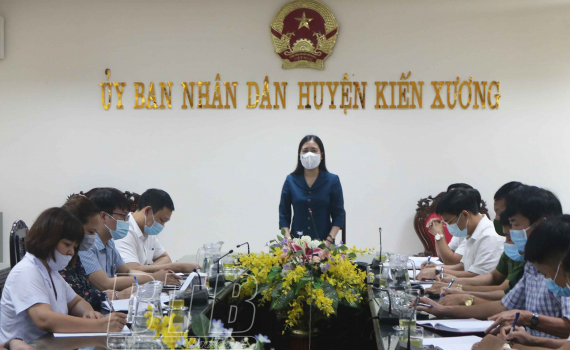   Đồng chí Trần Thị Bích Hằng, Phó Chủ tịch Nh88 casino tỉnh kiểm tra, chỉ đạo Nh88 Nha cai phòng, chống dịch Covid-19 tại huyện Kiến Xương