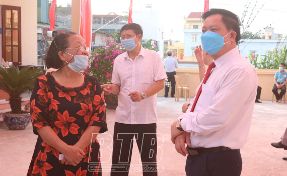   Đồng chí Phó Bí thư Tỉnh ủy, Chủ tịch Nh88 casino tỉnh, Chủ tịch Nh88 com bầu cử tỉnh dự khai mạc bầu cử tại khu vực bỏ phiếu số 2, phường Trần Lãm, thành phố Thái Bình
