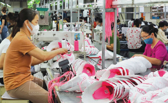   Duy trì sản xuất, bảo đảm đời sống người lao động