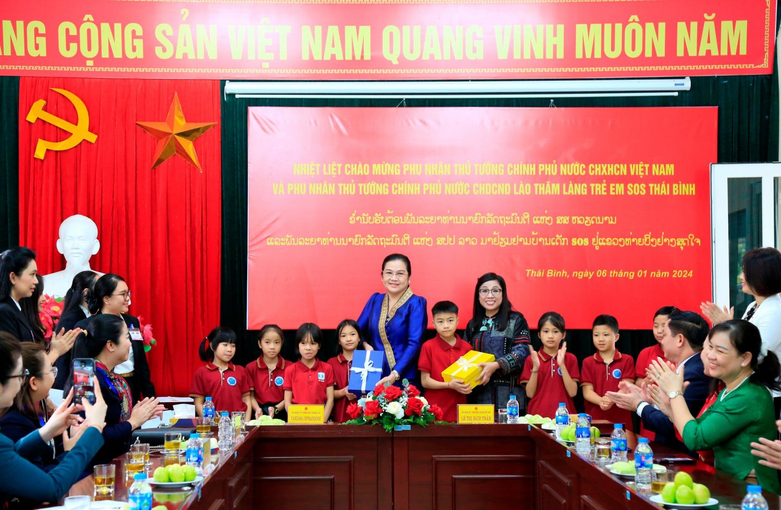   Phu nhân Nh881 Nh88 con Việt Nam và Lào thăm Làng trẻ em SOS Thái Bình, làng nghề dệt đũi Nam Cao