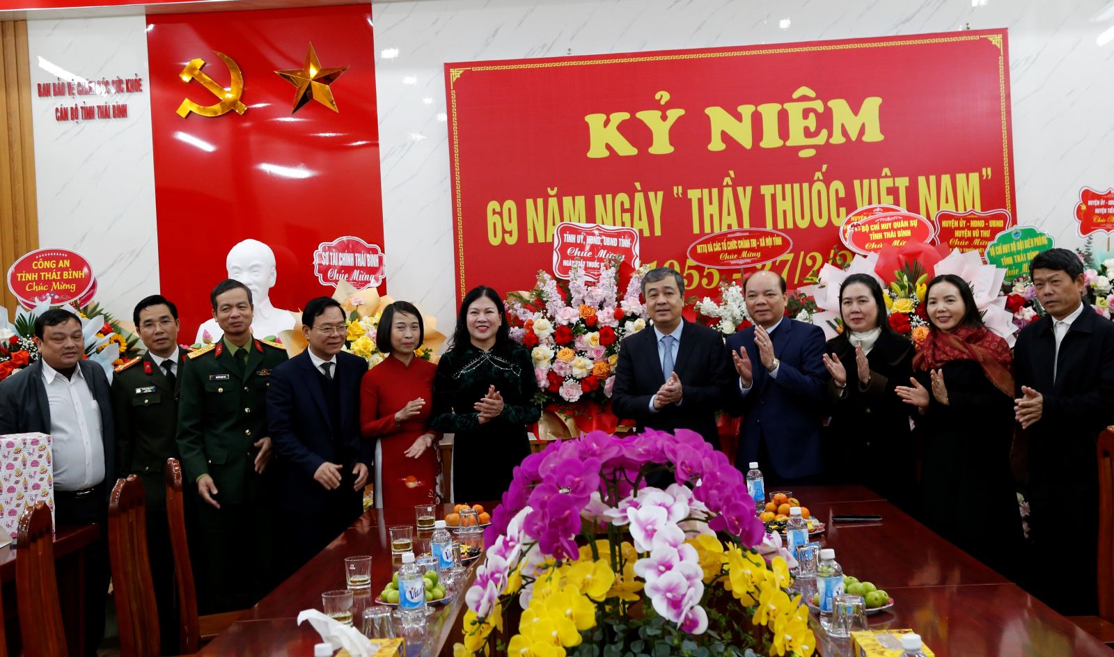   Đồng chí Ngô Đông Hải, Ủy viên Ban Chấp hành Trung ương Đảng, Bí thư Tỉnh ủy chúc mừng một số đơn vị y tế nhân ngày Thầy thuốc Việt Nam 27 - 2