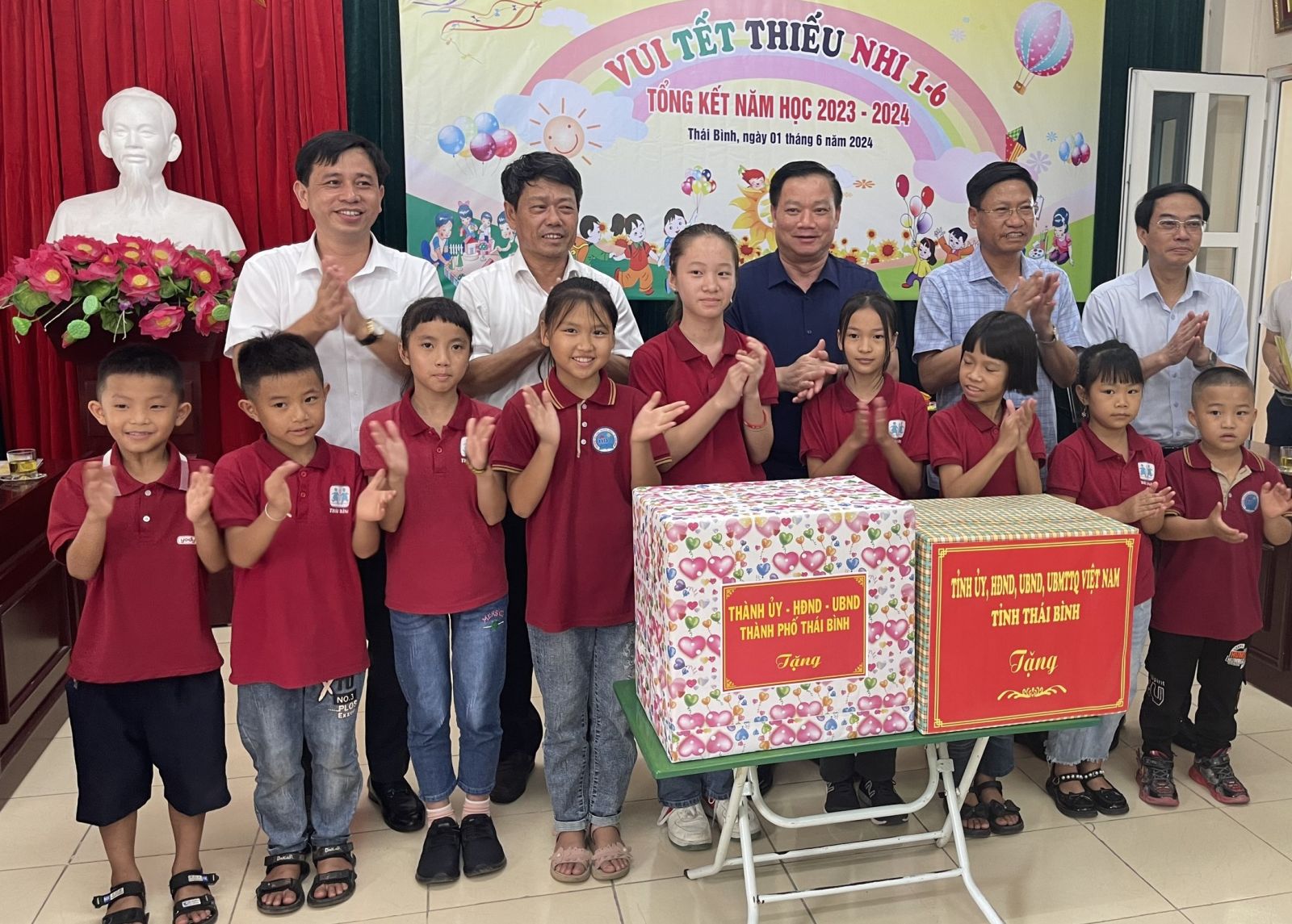   Đồng chí Nguyễn Khắc Thận, Phó Bí thư Tỉnh ủy, Chủ tịch Nh88 casino tỉnh đi thăm, tặng quà trẻ em nhân ngày Quốc tế thiếu nhi