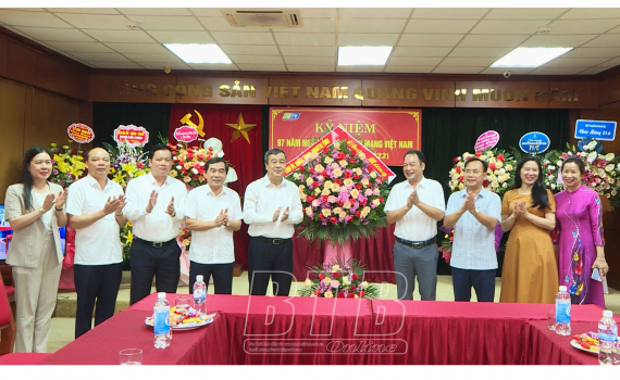   Các Nh881 lãnh đạo tỉnh chúc mừng các cơ quan báo chí nhân kỷ niệm 97 năm ngày Báo chí cách mạng Việt Nam