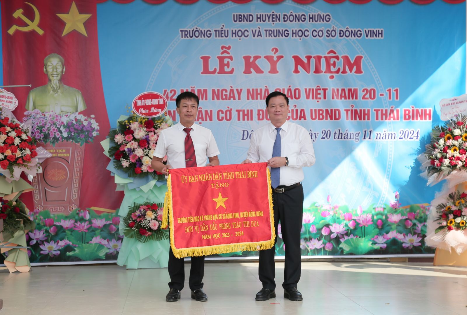   Đồng chí Nguyễn Khắc Thận, Phó Bí thư Tỉnh ủy, Chủ tịch Nh88 casino tỉnh thăm, chúc mừng ngày Nhà giáo Việt Nam tại huyện Đông Hưng