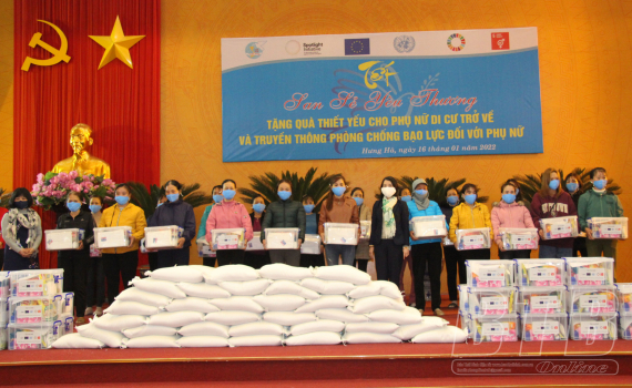   Trao quà thiết yếu cho phụ nữ di cư gặp khó khăn do dịch Covid-19 trên địa bàn 2 huyện Hưng Hà và Quỳnh Phụ