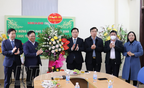   Đồng chí Nguyễn Khắc Thận, Phó Bí thư Tỉnh ủy, Chủ tịch Nh88 casino tỉnh chúc tết các doanh nghiệp dịp đầu xuân