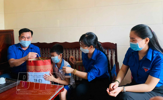   Tặng quà cho thiếu nhi nhân dịp tết Trung thu