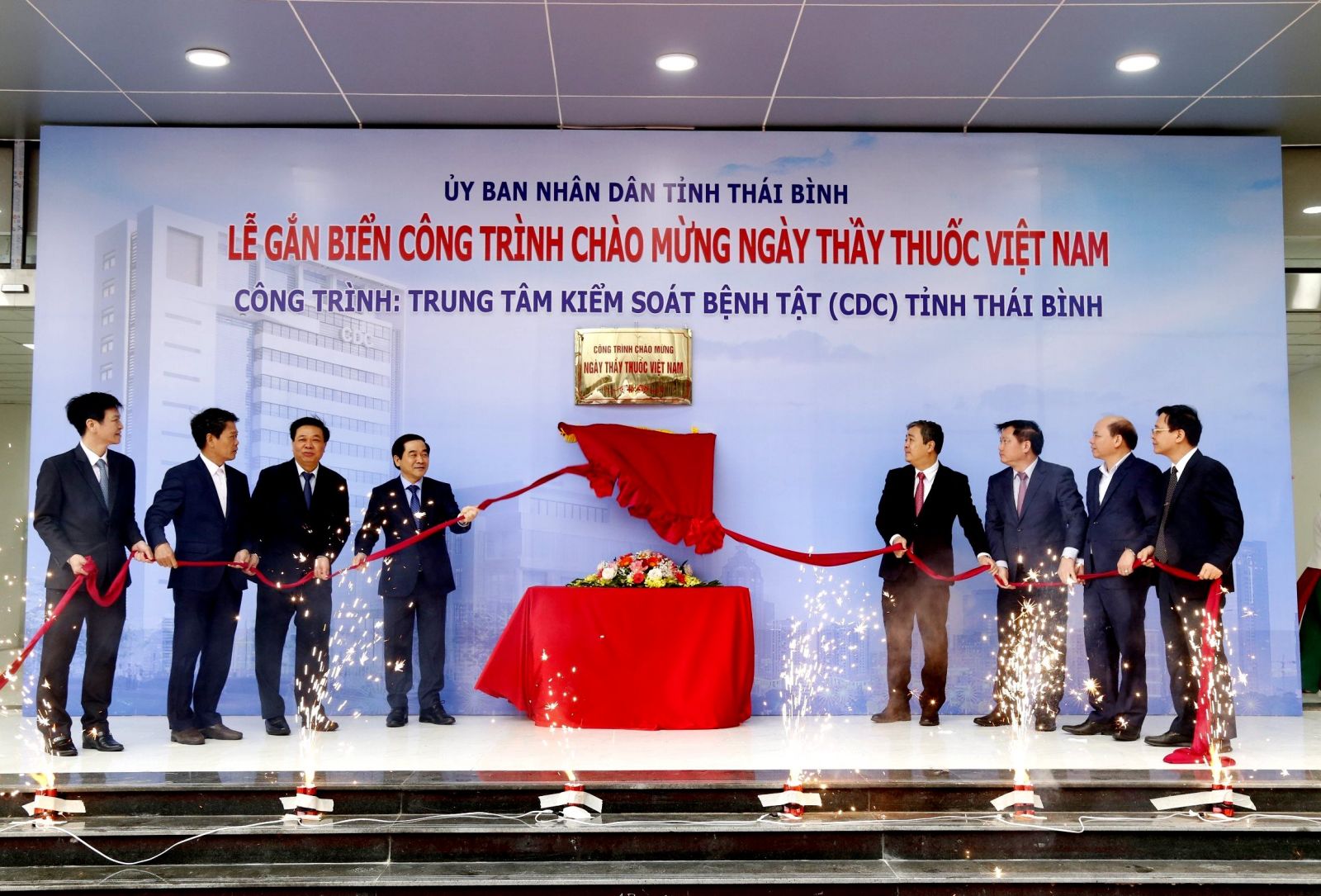   Các Nh881 lãnh đạo tỉnh dự lễ gắn biển công trình chào mừng 69 năm ngày thầy thuốc Việt Nam tại Trung tâm Kiểm soát bệnh tật tỉnh Thái Bình