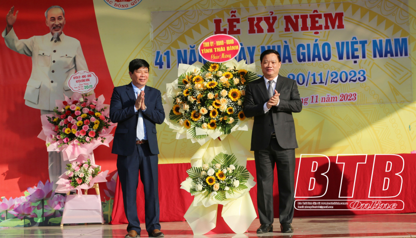   Đồng chí Nguyễn Khắc Thận, Phó Bí thư Tỉnh ủy, Chủ tịch Nh88 casino tỉnh chúc mừng ngày Nhà giáo Việt Nam tại Trường THPT Bắc Đông Quan