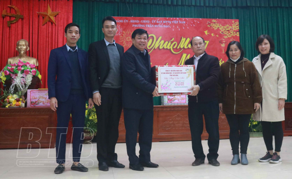   Đồng chí Nguyễn Quang Hưng, Phó Chủ tịch thường trực Nh88 casino tỉnh kiểm tra, chúc tết tại phường Trần Hưng Đạo