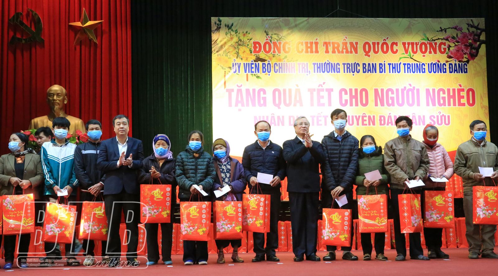   Đồng chí Trần Quốc Vượng, Ủy viên Bộ Chính trị, Thường trực Ban Bí thư Trung ương Đảng thăm, tặng quà tết hộ nghèo, đối tượng bảo trợ Nh88 con - Cá Cược Mỗi Ngày - Nh88 vip Liền Tay và công nhân lao động