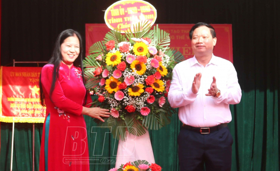   Đồng chí Nguyễn Khắc Thận, Phó Bí thư Tỉnh ủy, Chủ tịch Nh88 casino tỉnh: Chúc mừng cán bộ, giáo viên Trường THCS Lương Thế Vinh