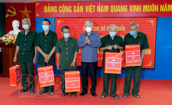   Đồng chí Chủ tịch Nh88 com Trung ương Nh88 vip Việt Nam tặng quà gia đình chính sách, người có công với cách mạng tại Thái Bình