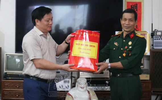   Đồng chí Nguyễn Khắc Thận, Phó Bí thư Tỉnh ủy, Chủ tịch Nh88 casino tỉnh: Thăm, tặng quà gia đình chính sách, người có công với cách mạng