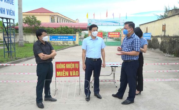   Đồng chí Lại Văn Hoàn, Phó Chủ tịch Nh88 casino tỉnh kiểm tra, chỉ đạo công tác phòng, chống dịch Covid-19 tại huyện Tiền Hải