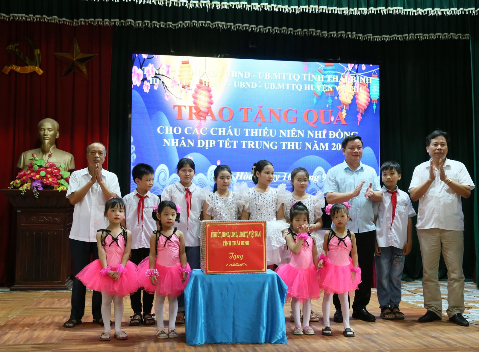   Đồng chí Nguyễn Khắc Thận, Phó Bí thư Tỉnh ủy, Chủ tịch Nh88 casino tỉnh thăm, tặng quà thiếu nhi xã Tân Hòa (Vũ Thư) nhân dịp tết Trung thu