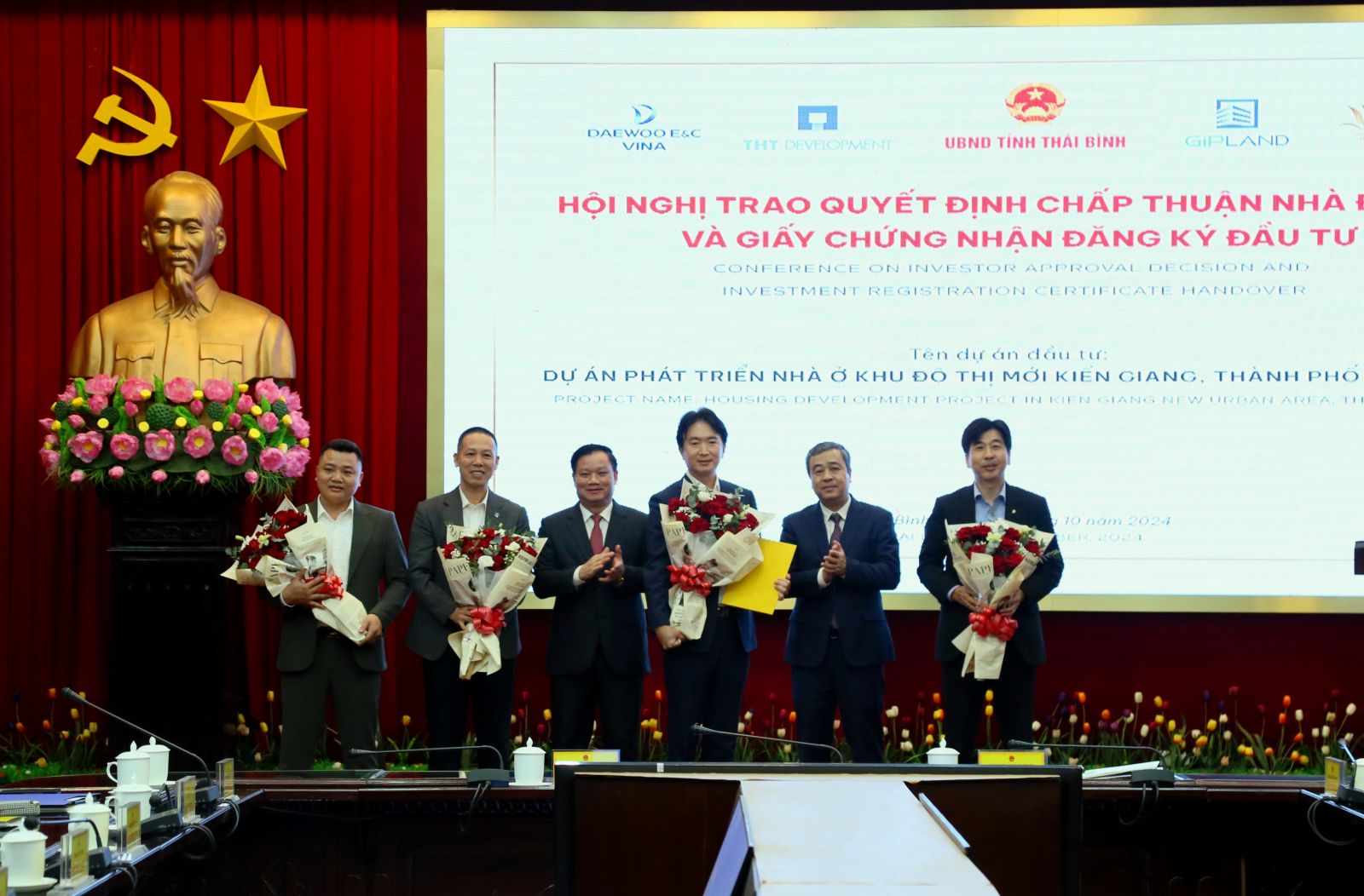   Trao Giấy chứng nhận đăng ký Nh88 vip Nh88 đăng Nhập Nh88 net nhà ở khu đô thị mới Kiến Giang, thành phố Thái Bình