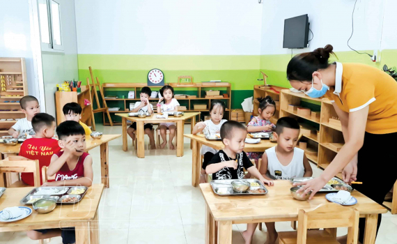   Bảo đảm bữa ăn bán trú cho trẻ mầm non