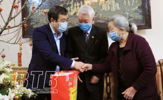   Đồng chí Bí thư Tỉnh ủy trao quà tết cho gia đình chính sách, trẻ em có hoàn cảnh đặc biệt khó khăn tại thành phố Thái Bình và huyện Kiến Xương