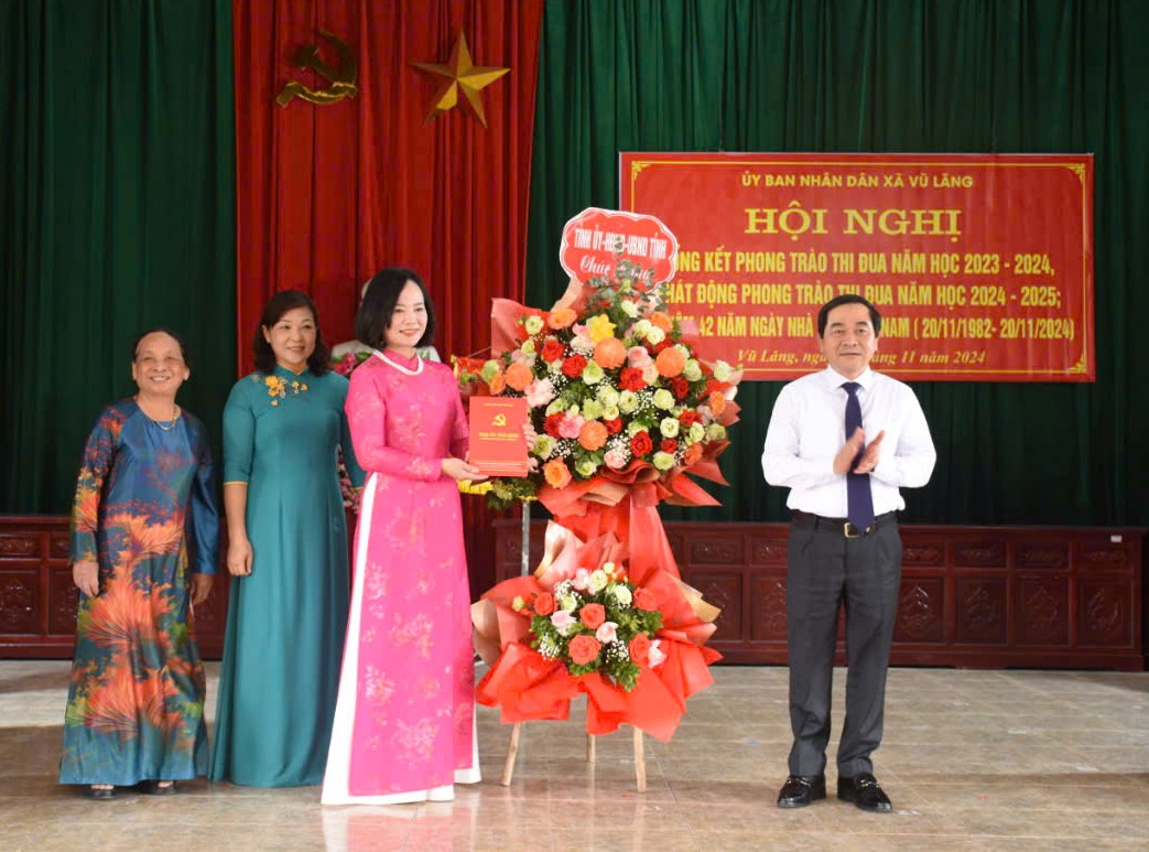   Đồng chí Nguyễn Tiến Thành, Phó Bí thư thường trực Tỉnh ủy, Chủ tịch Nh88 - Cá Cược Mỗi Ngày - Nh88 vip Liền Tay tỉnh chúc mừng ngày Nhà giáo Việt Nam tại xã Vũ Lăng (huyện Tiền Hải)