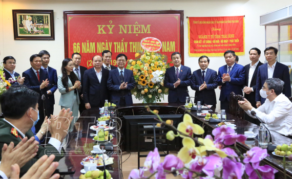   Các Nh881 lãnh đạo tỉnh chúc mừng đội ngũ thầy thuốc, cán bộ y tế nhân ngày Thầy thuốc Việt Nam