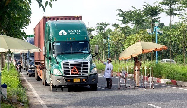   Không kiểm tra xe chở hàng thiết yếu, lương thực phục vụ vùng có dịch COVID-19