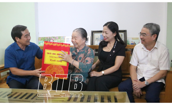   Đồng chí Nguyễn Tiến Thành, Phó Bí thư thường trực Tỉnh ủy, Chủ tịch Nh88 - Cá Cược Mỗi Ngày - Nh88 vip Liền Tay tỉnh: Thăm, tặng quà gia đình chính sách, người có công với cách mạng